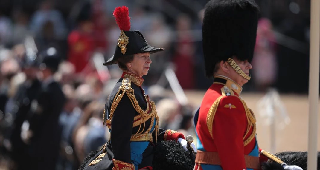 Η πριγκίπισσα Άννα με στρατιωτική στολή πάνω σε άλογο -Έκλεψε την παράσταση στα γενέθλια της μητέρας της, Ελισάβετ